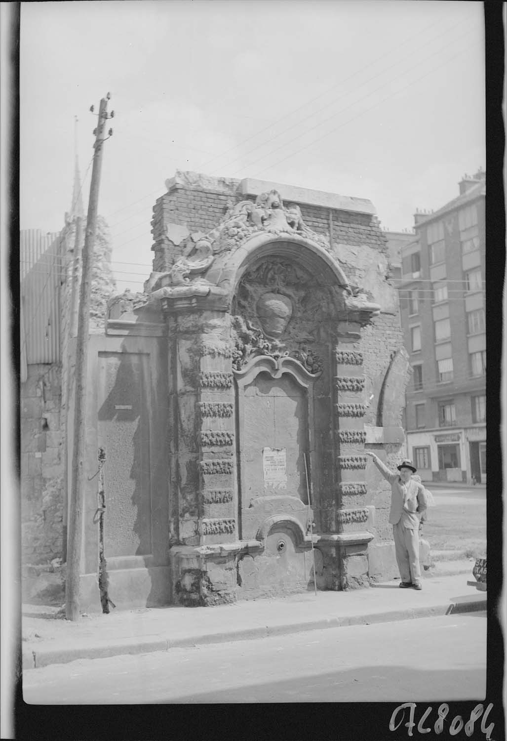 Fontaine vue d'ensemble depuis la rue