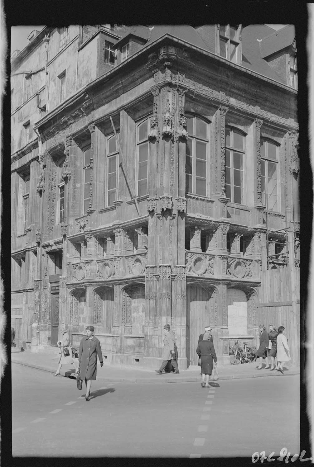 Angle du bâtiment, place de la cathédrale, rue du Petit Salut