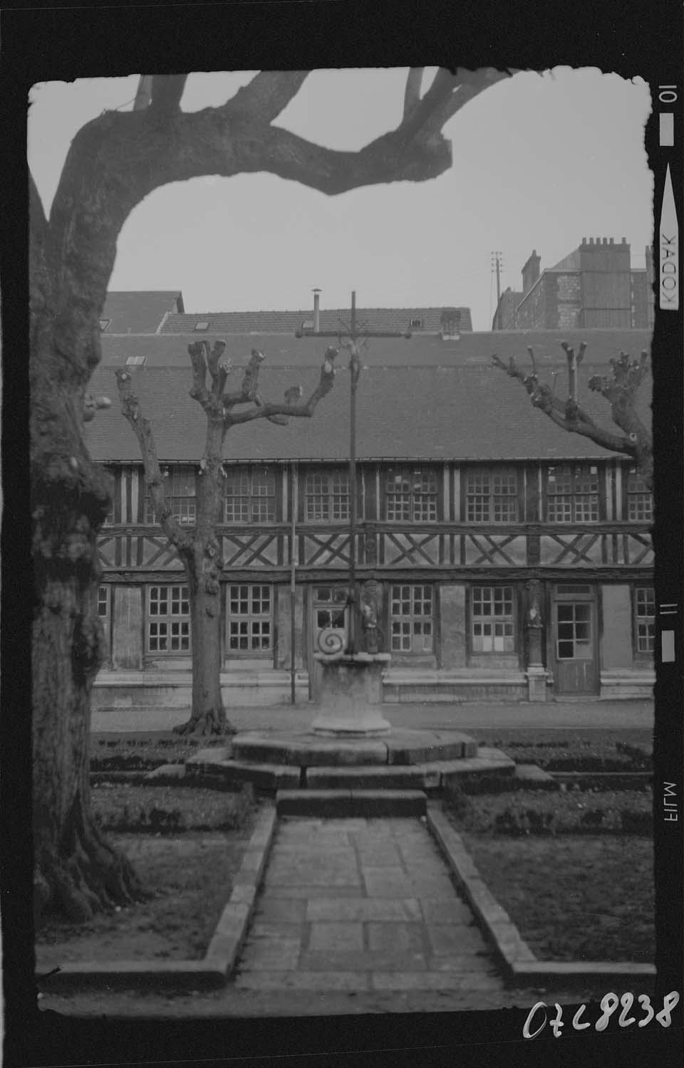 Croix dans la cour et façade sur cour