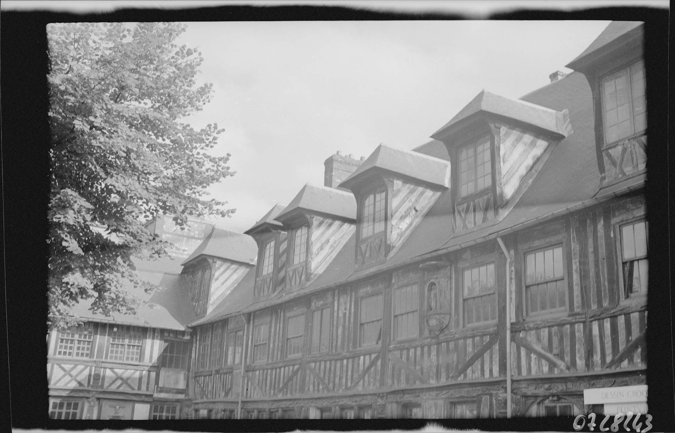 Façade et lucarnes sur cour