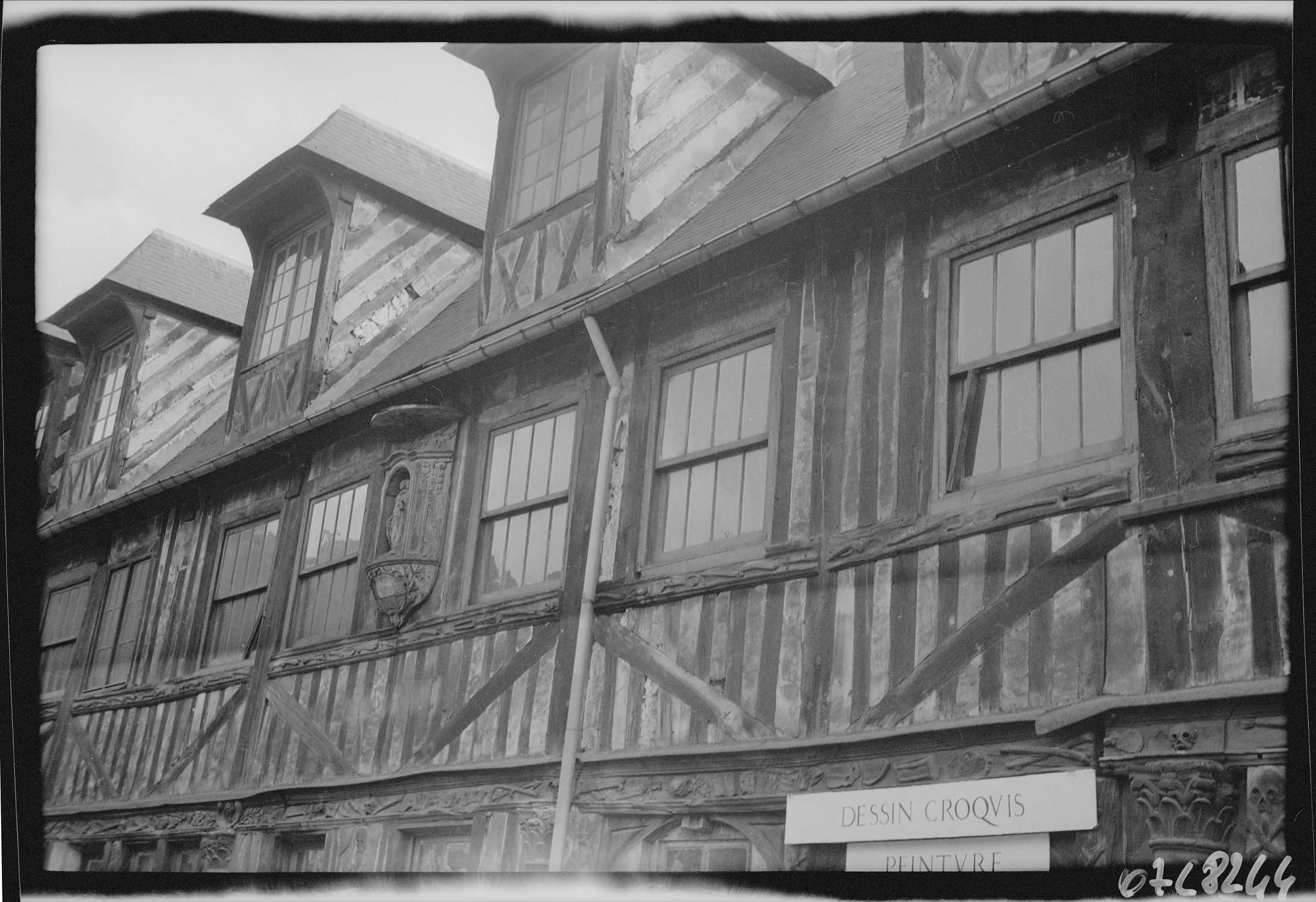 Façade et lucarnes sur cour