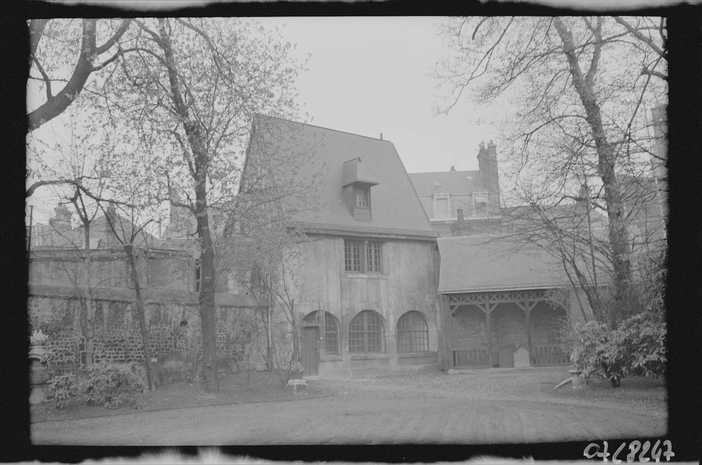 Dépendance dite Maison du Bourreau : façade sur jardin vue depuis le pavillon de Musique