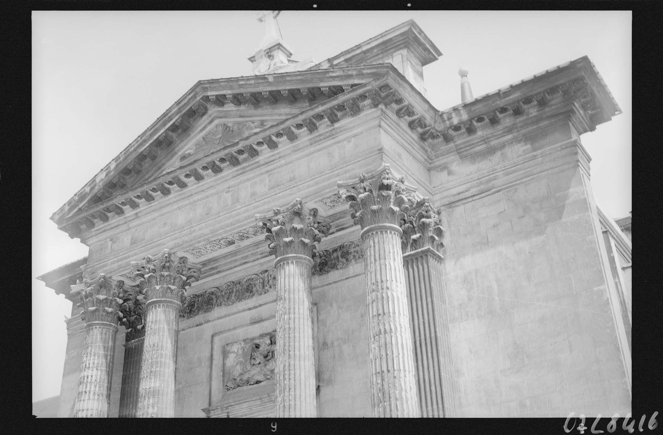 Fronton de la façade ouest