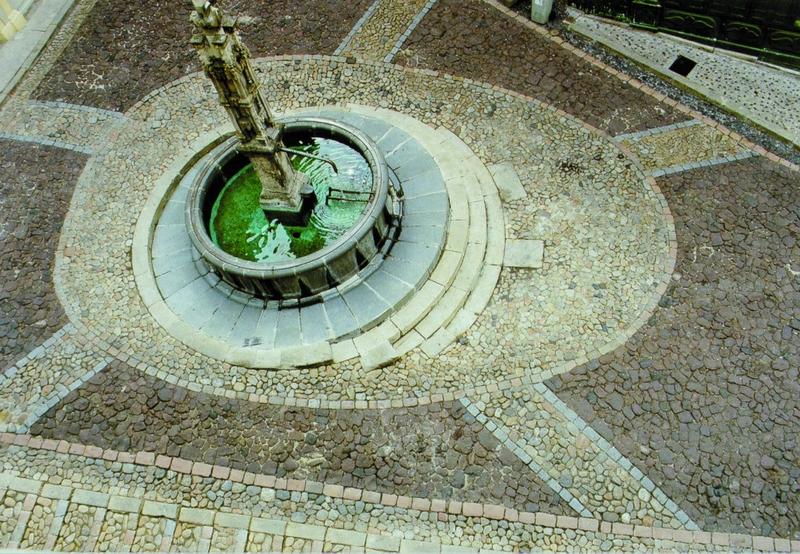 Calade, vue du traitement du sol autour de la Fontaine des Tables dite aussi Fontaine de l'Ange.