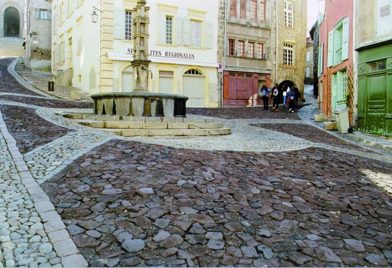 Calade, vue du traitement du sol autour de la Fontaine des Tables dite aussi Fontaine de l'Ange.