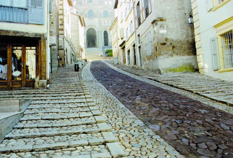 Calade, vue du traitement du sol des rues avoisinant la Fontaine des Tables dite aussi Fontaine de l'Ange.