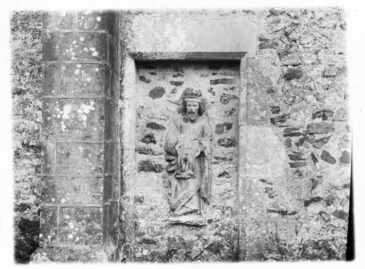 Bas-relief : groupe encastré dans le mur de l'abside : saint Siméon tenant l'Enfant Jésus