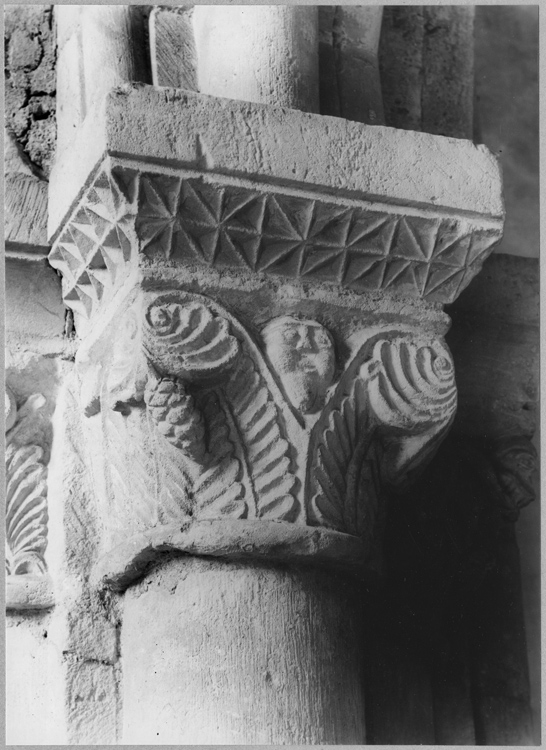 Intérieur, chapiteau de la nef à décor feuillagé et tête d'homme