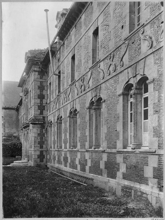 Façade Louis XIII sur jardin : avant-corps en perspective