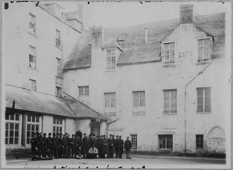 Photographie de groupe dans la cour devant le bâtiment C