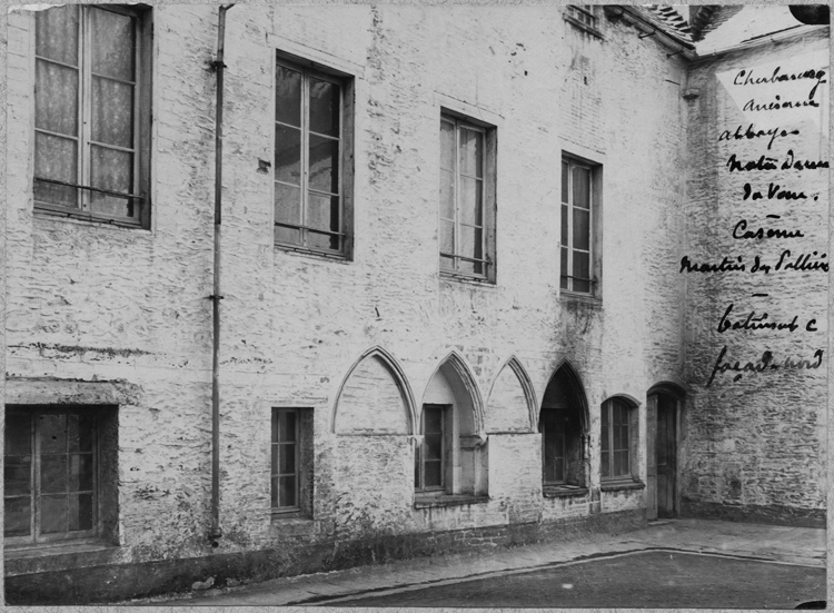 Mur du bâtiment C : quatre arcs architecturaux