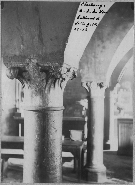 Colonnes à chapiteaux corinthiens