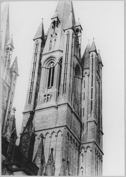 Tour nord de la façade ouest, angle nord-est