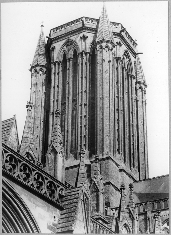 Tour-lanterne à la croisée du transept, angle sud-ouest