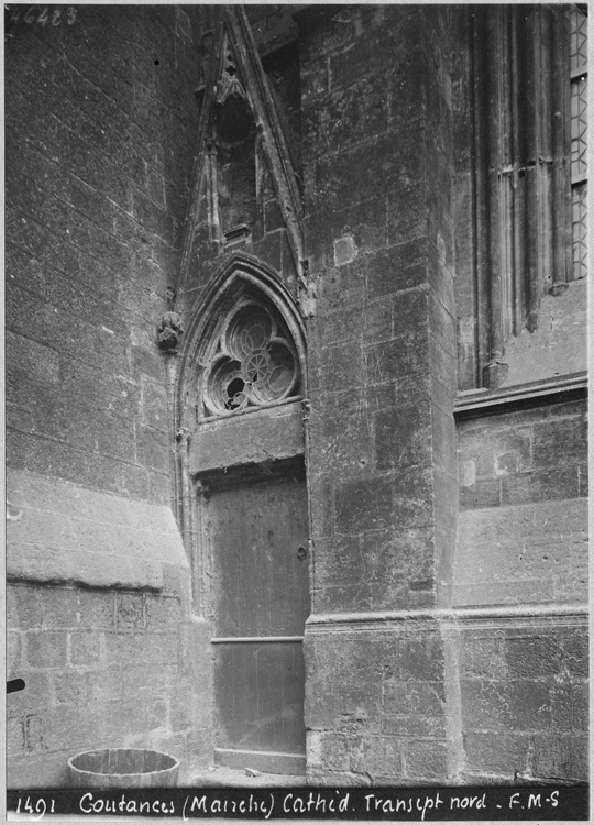 Porte à la naissance du transept sud