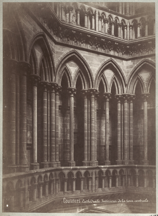 Vue intérieure de la tour centrale : triforium