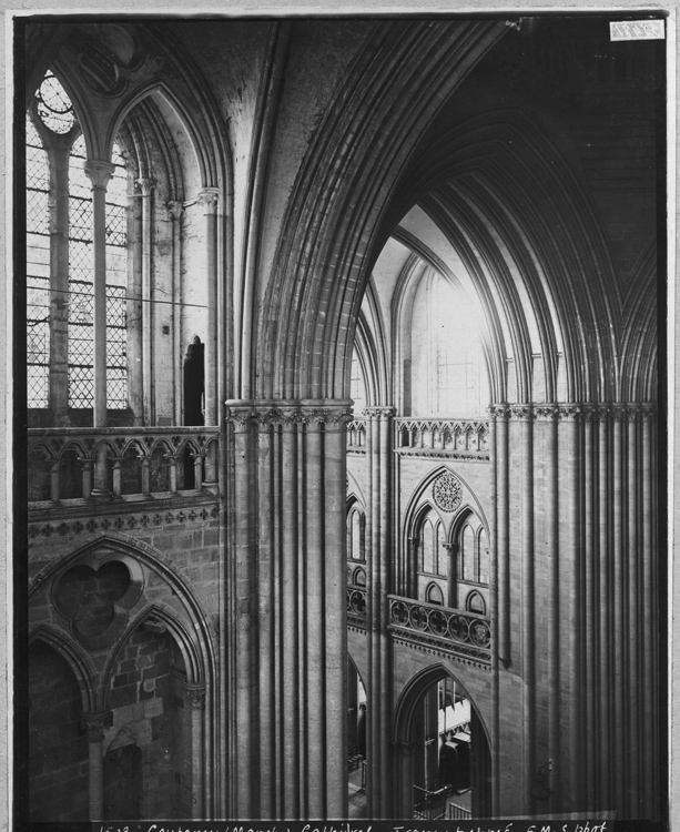 Vue intérieure à la croisée du transept, au niveau des fenêtres hautes