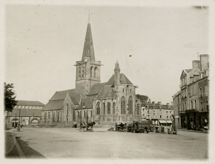 Vue d'ensemble, côté sud-est, place du Marché