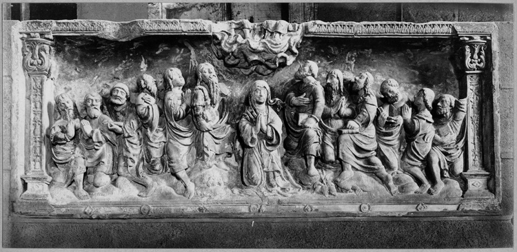 Bas-relief montrant les apôtres et la Sainte Vierge Marie recevant le Saint-Esprit