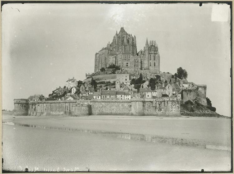 Vue d'ensemble côté est, avant la restauration de la flèche