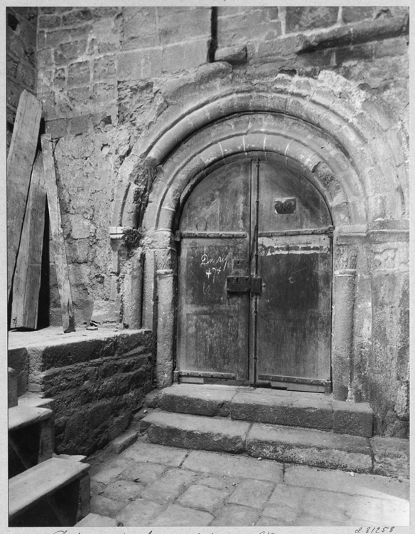 Porte conduisant du cloître à l'église