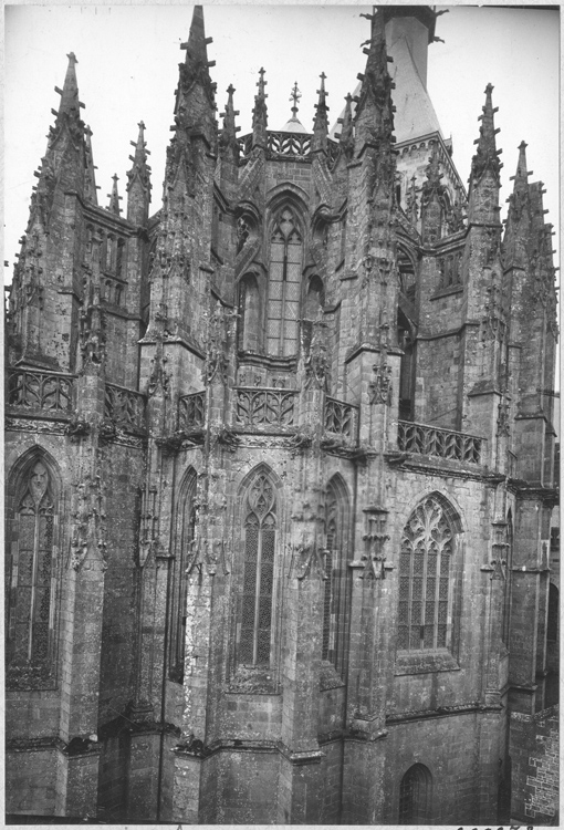 Église abbatiale : abside, côté nord-est