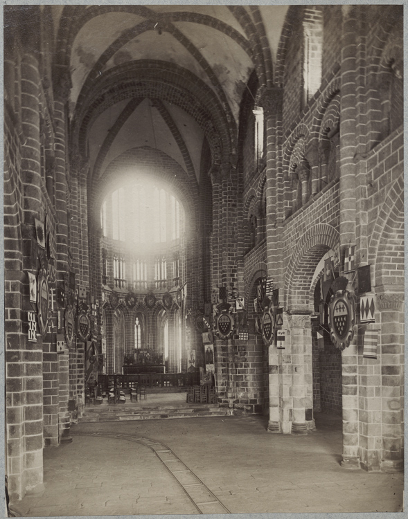 Église abbatiale : la nef et le choeur