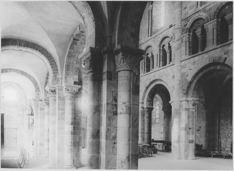 Église abbatiale : élévation nord de la nef, collatéral sud vers l'ouest