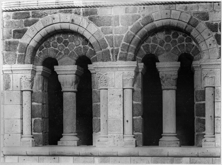 Église abbatiale : deux baies dans la galerie haute de la nef