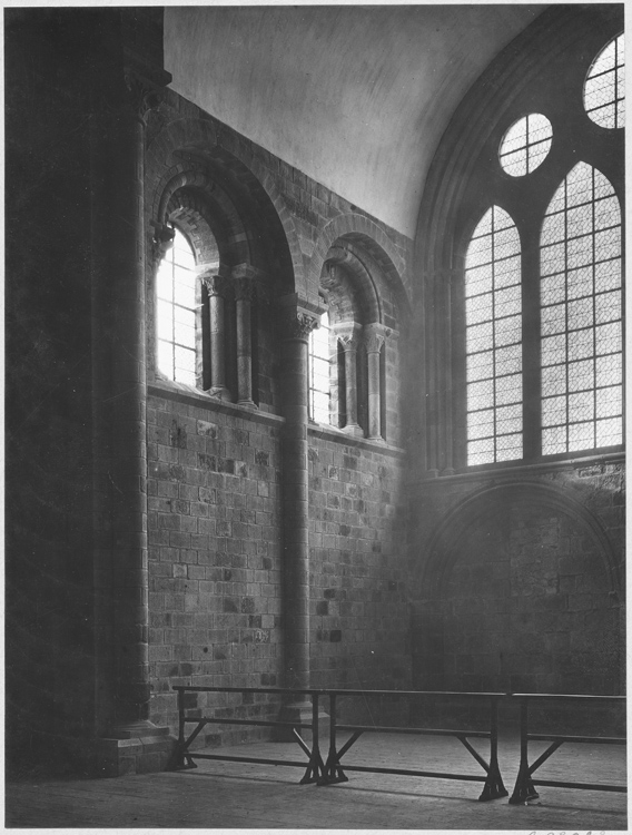 Église abbatiale : bras nord du transept, intérieur