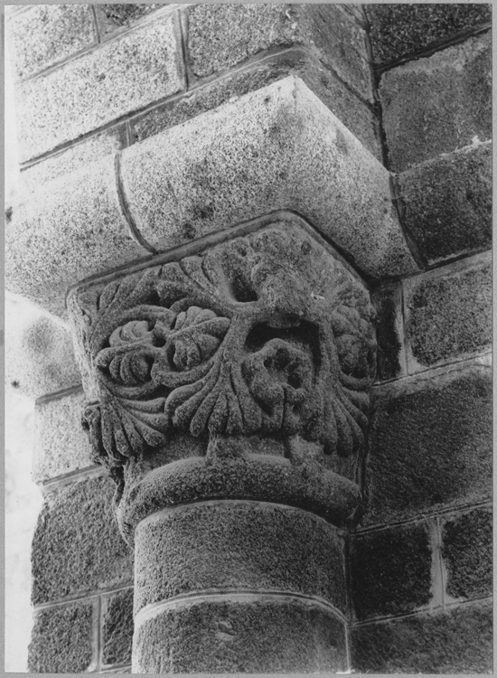 Église abbatiale : intérieur, chapiteau engagé, décor feuillagé