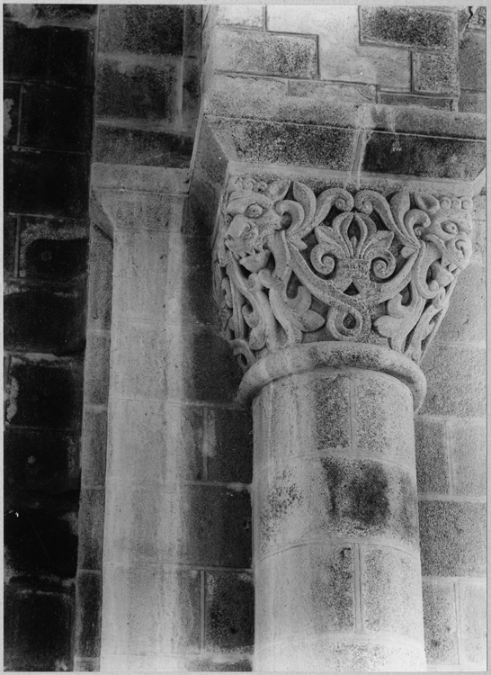 Église abbatiale : intérieur, chapiteau, entrelacs feuillagés