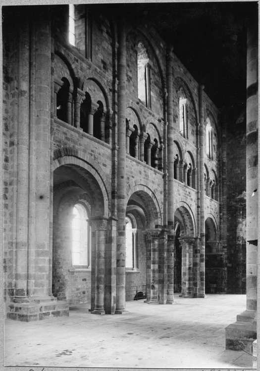 Église abbatiale : nef vue vers l'entrée