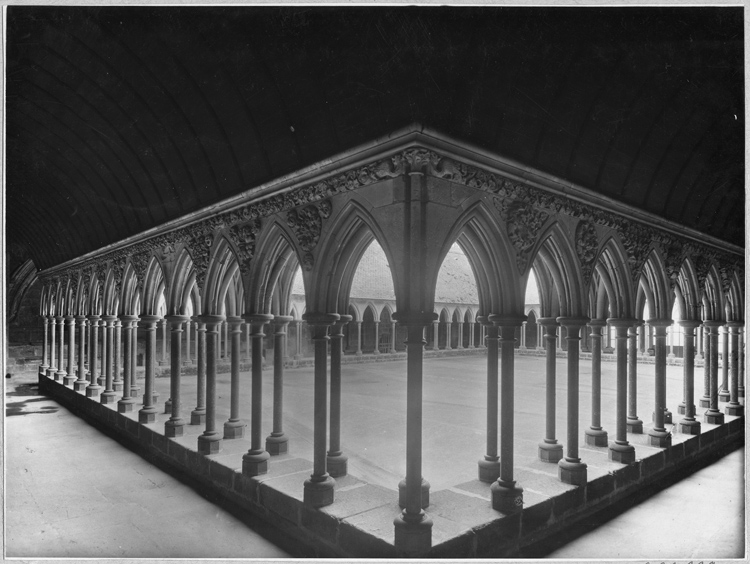 Galeries est (à gauche) et nord du cloître