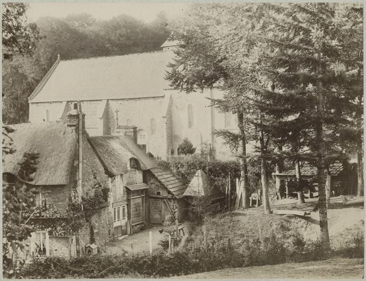 Église et chaumière au premier plan