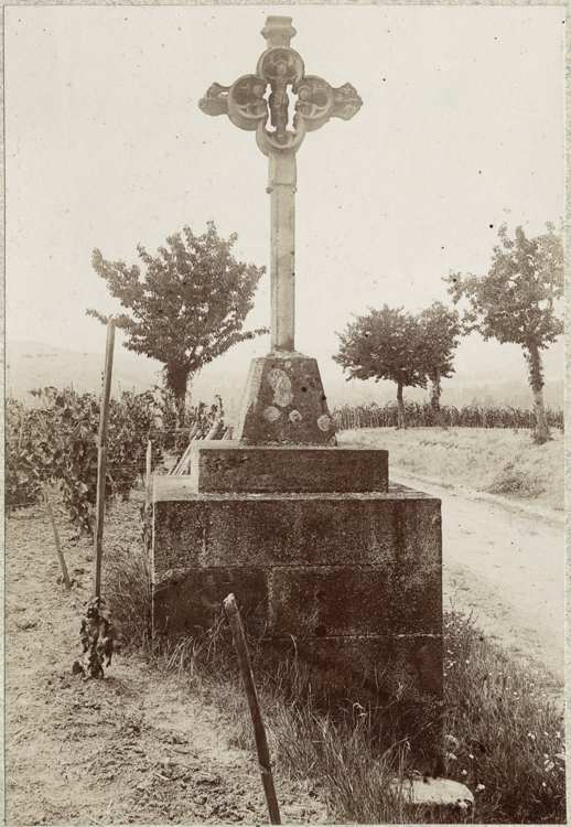 Vue d’ensemble avec le piédestal, près d’une route