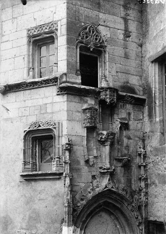 Cour, angle sud-est : tour d’escalier, détail