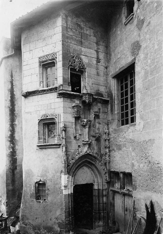 Cour, angle sud-est : tour d’escalier