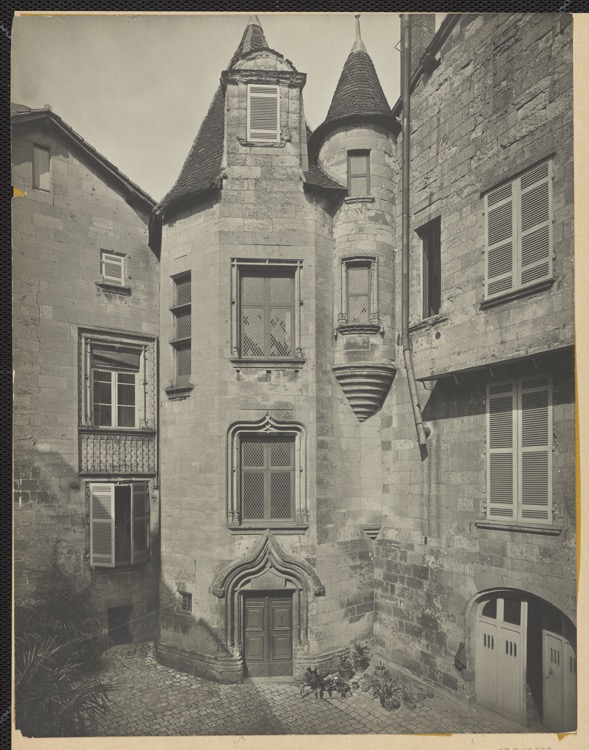 Cour avec tourelle d’escalier polygonale et tourelle en encorbellement