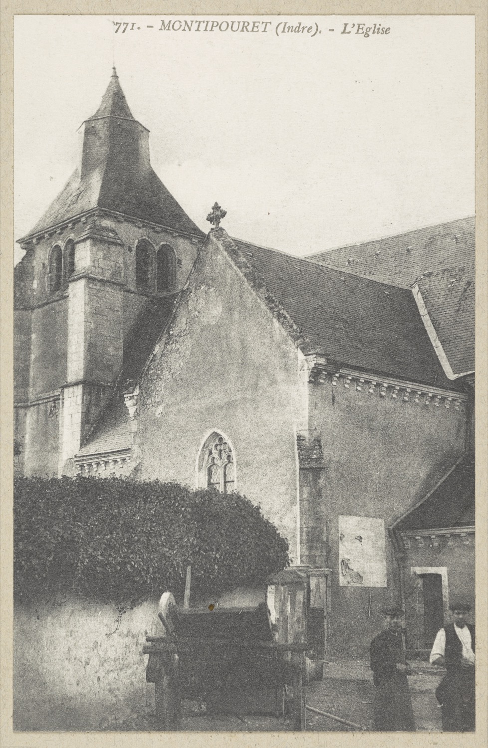 Le clocher et le bras sud du transept depuis le sud-est