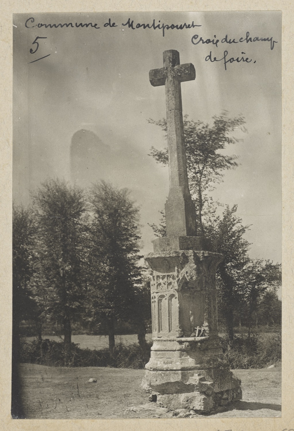 Croix du champ de foire : vue d’ensemble