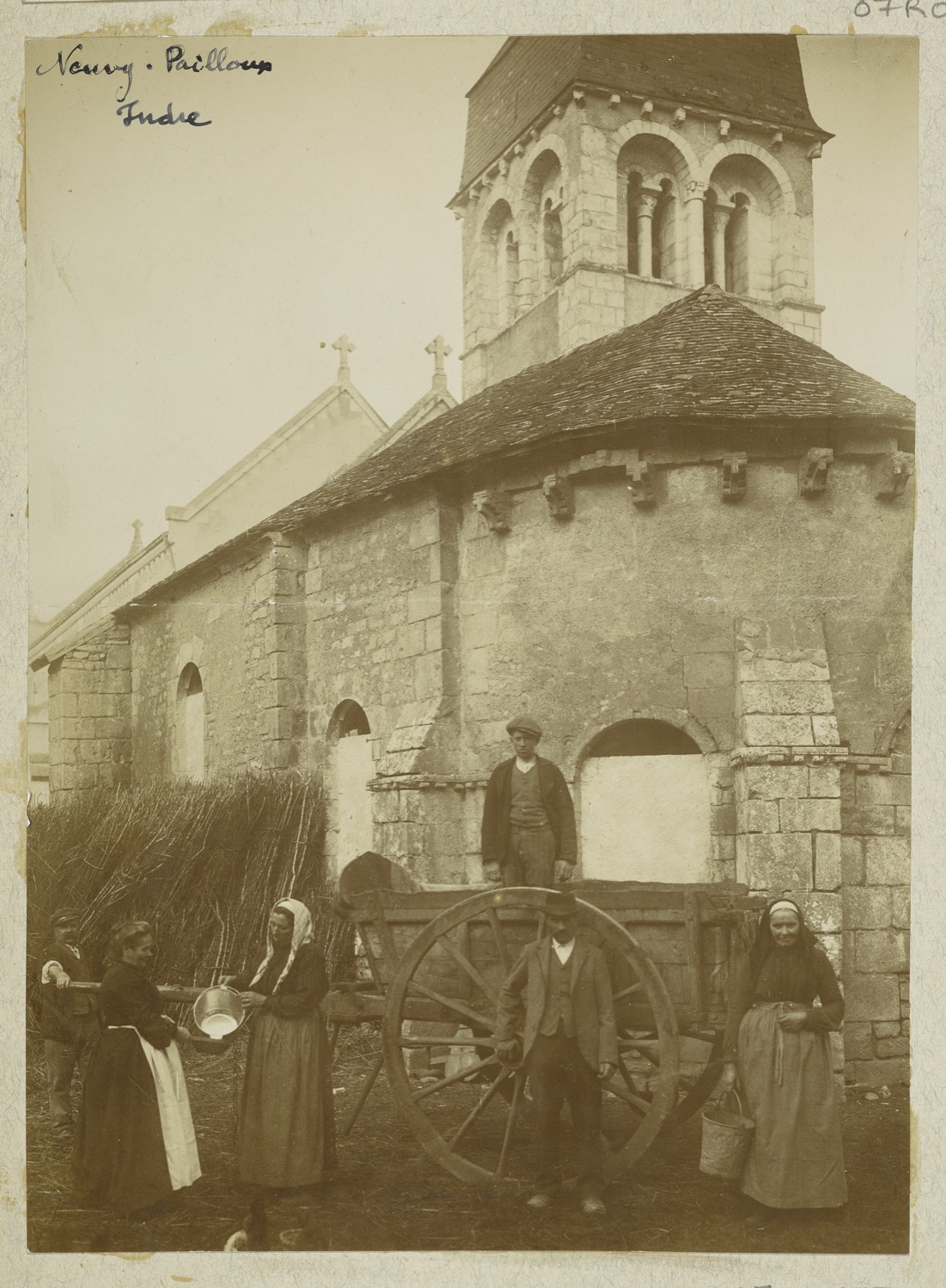 Paysans posant devant le chevet de l’église