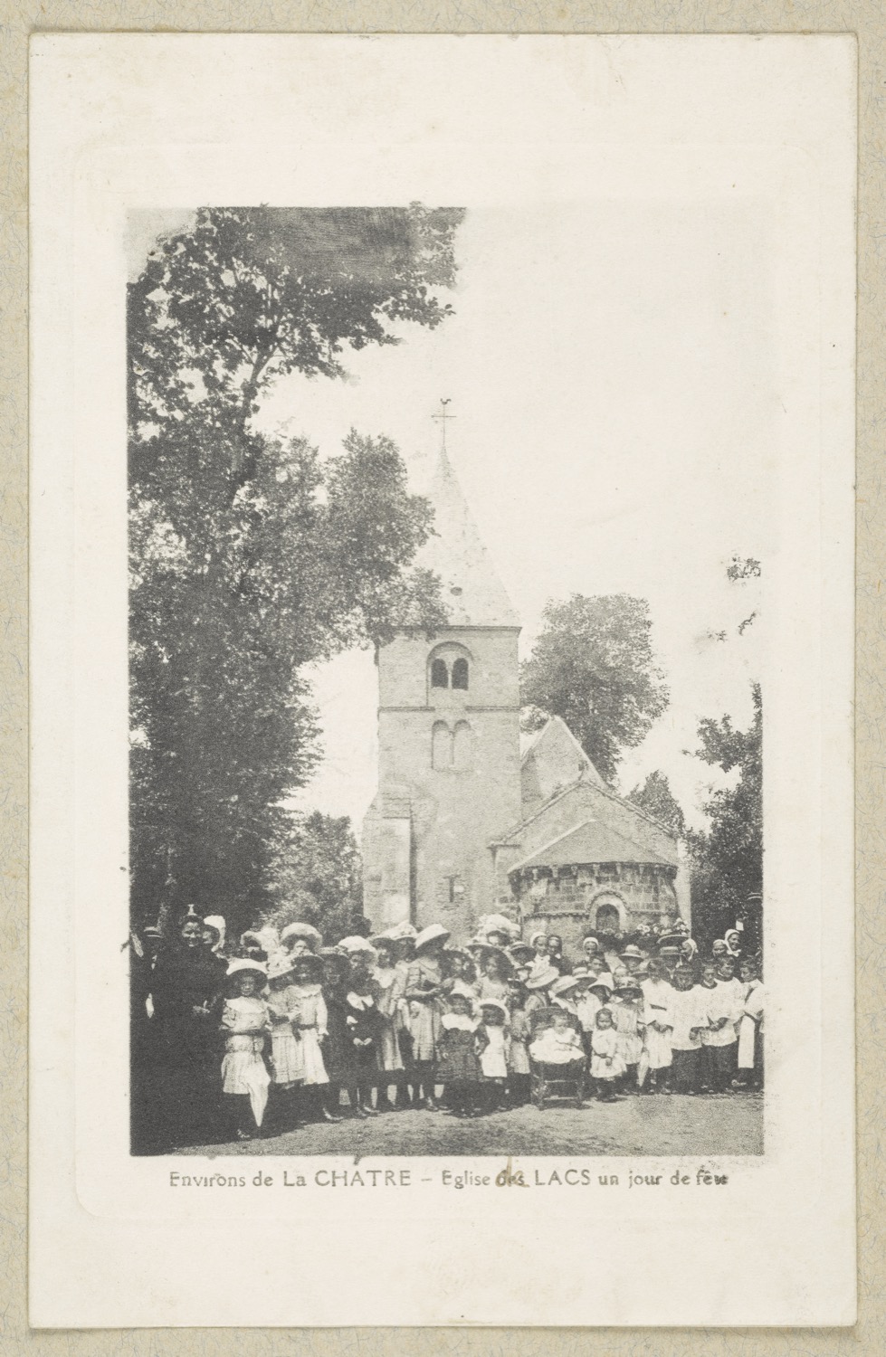 Groupe d’enfants et de femmes à l’est de l’église, un jour de fête
