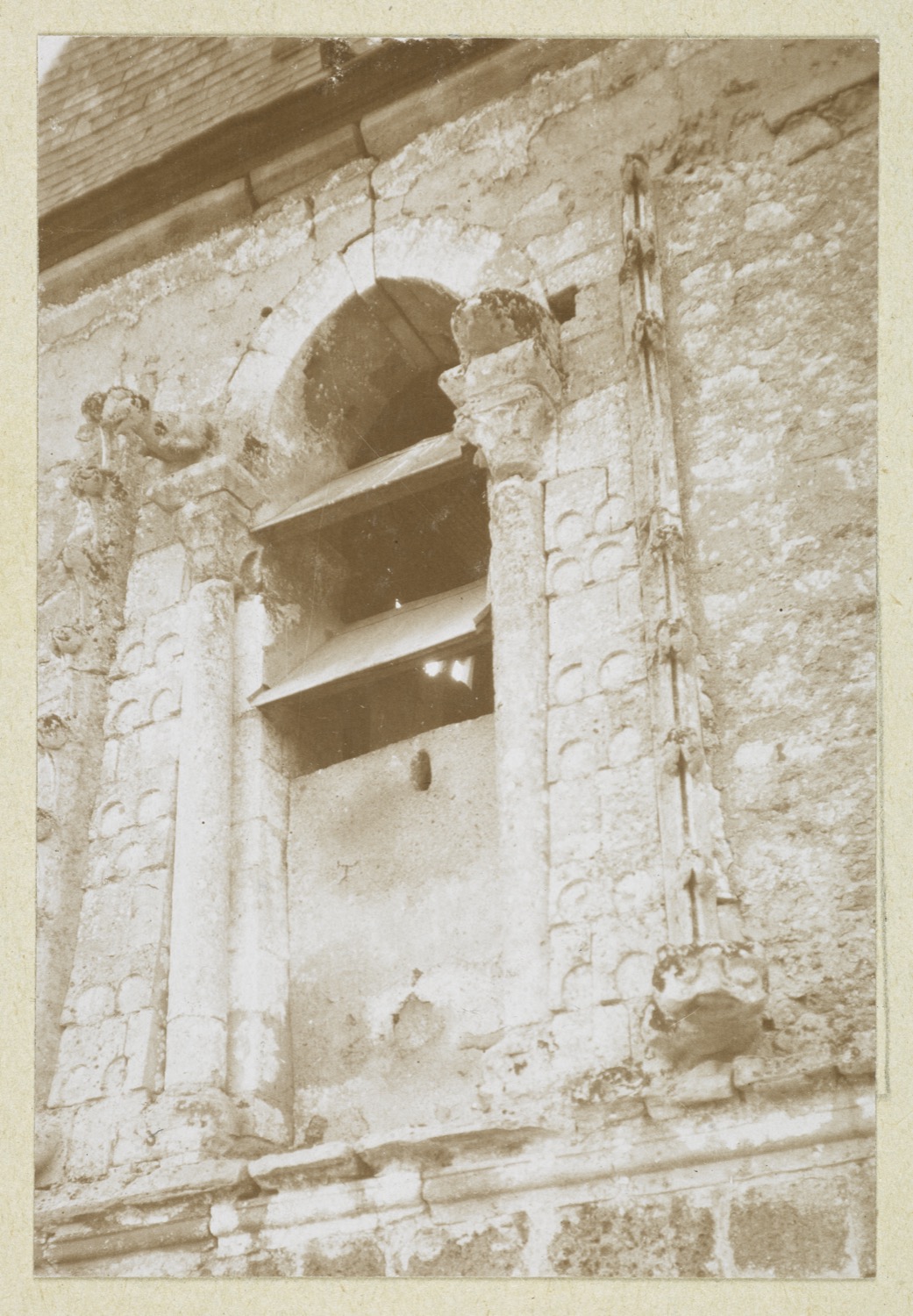 Clocher : détail de l’ouverture avec abat-sons de l’étage supérieur