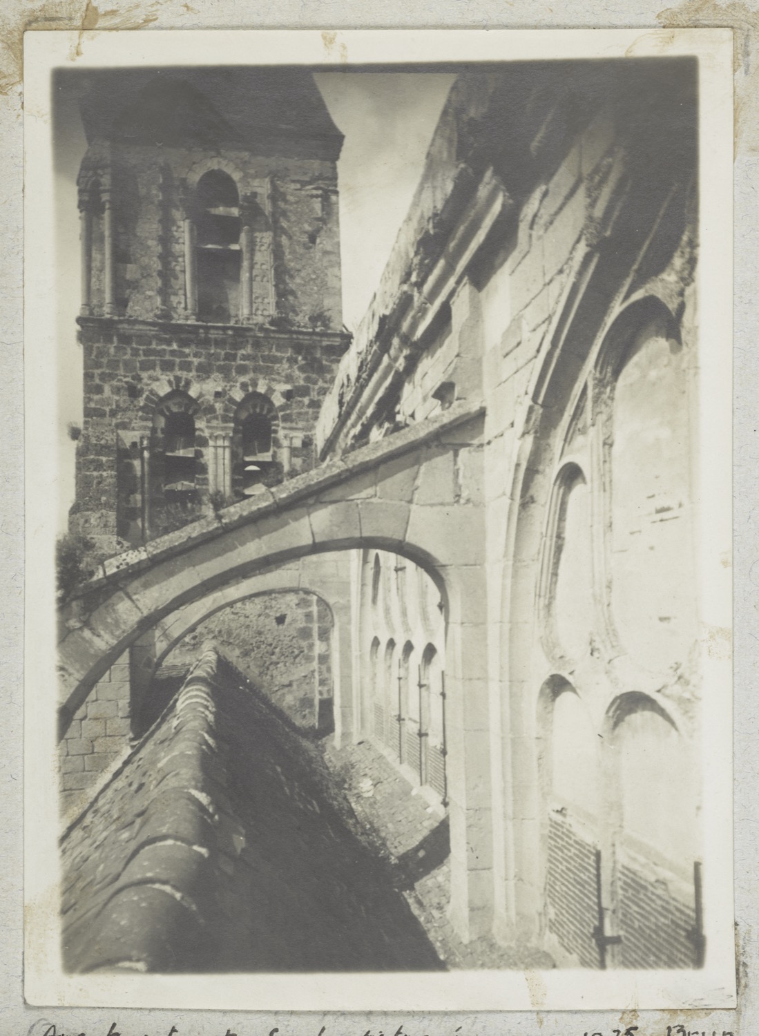 Côté sud, quatrième travée : arc-boutant