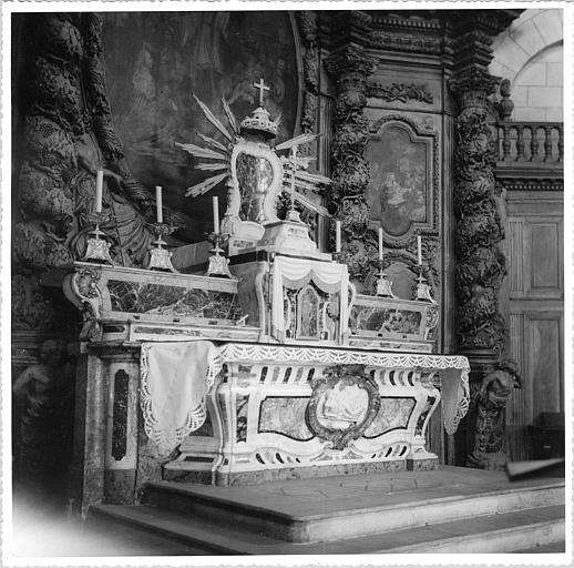 Autel, tabernacle, exposition : autel galbé orné d'un bas-relief avec saint Laurent sur le grill, tabernacle surmonté d'une exposition