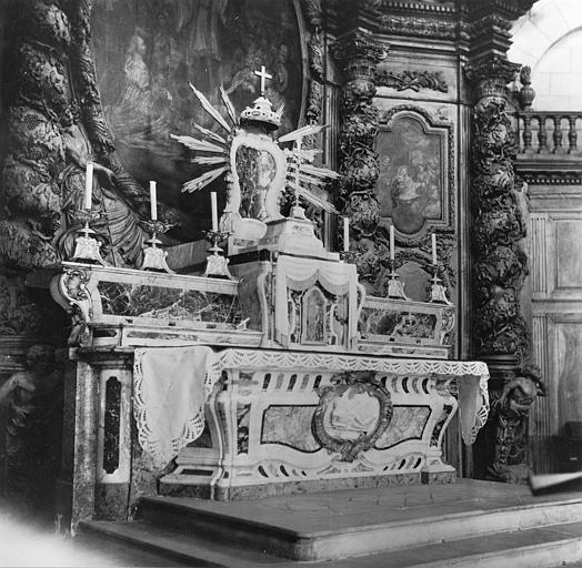 Autel, tabernacle, exposition : autel galbé orné d'un bas-relief avec saint Laurent sur le grill, tabernacle surmonté d'une exposition