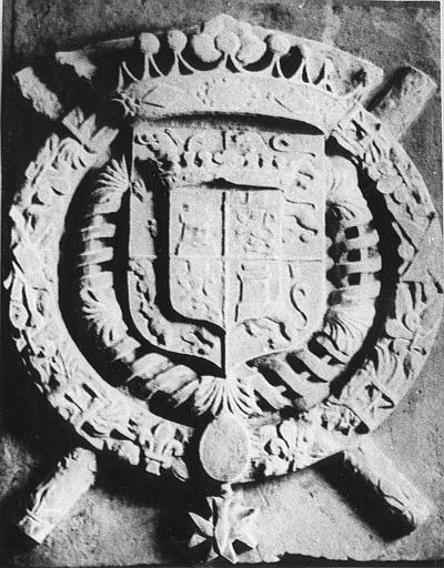 Sculpture (blason) du maréchal et de la maréchale J. B. d'Ornano