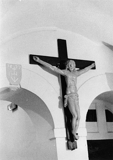 Statue : Christ en croix, bois sculpté, peint (trois quart) - © Ministère de la Culture (France), Médiathèque du patrimoine et de la photographie (objets mobiliers), tous droits réservés