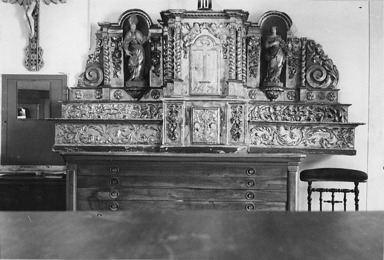 Tabernacle, gradin d'autel, statuettes (2) : tabernacle architecturé flanqué de 2 statuettes, posé sur deux gradins d'autel ; avant restauration